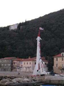 18. Februar 2015 – Aschermittwoch. Jedes Jahr wird in Mošćenička Draga an diesem Tag der Fasching ausgekehrt. Hierzu wird eine Rakete aufgebaut!