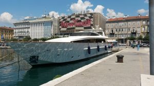 03. Juni 2015 - Der Eigner dieser eleganten Yacht (Sea Wish) im Hafen von Rijeka suggeriert auf diesem Photo ungewollt den "American Dream" (Werbung im Hintergrund)!