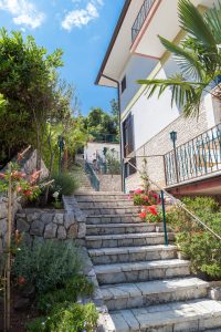 Treppe zur Frühstücksterrasse