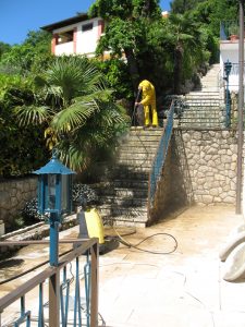 8. Mai 2015 - Mit einer Leistung von ca. 300 bar und 1500 Liter/h Wasser reinigen wir sehr gründlich alle Steinflächen rund um das Gästehaus Villa Inge!