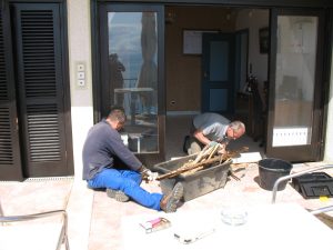 24. Mai 2016 - In der Villa Inge gibt es immer viel zu tun. Hier wird eine Türschwelle zur Terrasse ausgebaut, da das Holz verfault war und sich die Tür nicht mehr öffnen ließ!