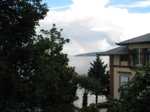 2. Juni 2016 - Ein farbenprächtiger Regenbogen hinter der Insel Cres. Aufgenommen in Mošćenička Draga, Gästehaus Villa Inge!