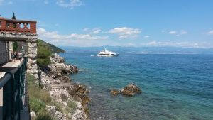 06. Juli 2016 - Die für uns schönste Yacht der Kvarner Bucht, die Follow Me V der Famile Palfinger, verbringt wieder einmal ein paar Stunden beim Baden in Mošćenička Draga, unweit der Villa Inge!