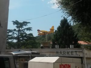 28. Juli 2016 - Atemberaubende Flüge ein paar Meter über den Dächern von Mošćenička Draga. Ein Löschflugzeug unmittelbar vor der Wasseraufnahme!