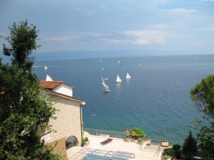 09. Juli 2016 - Der Wind bläst zum Start der traditionellen Segelboot-Regatta in Mošćenička Draga, Villa Inge. An der Regatta nehmen nur restaurierte Holzboote teil!