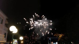 09. Juli 2016 - Das Fest in Mošćenička Draga "Ribarska večer uz Super Cover band" wurde beendet mit einem beeindruckenden Feuerwerk! Mit Gästen der Villa Inge beobachteten wir das Spektakel vom Velebit aus!