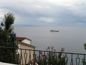 18. September 2016 - Die schönste Yacht der Kvarner Bucht, die Follow Me V von Herr Palfinger, fährt auch bei schlechtem Wetter nach Mošćenička Draga. Mehrmals in diesem Jahr konnten wir sie von der Villa Inge aus beobachten!