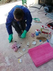 May 15, 2017 - The Akepox must reflect the shade of the stone of the terrace of Villa Inge. Which turned out to be not so easy, because the material must be processed within 10 minutes. Dalibor from Mošćenička Draga had the brilliant idea to use injection syringes for this!