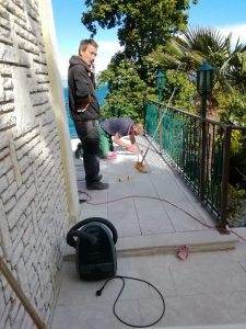 15. Mai 2017 - Das Entfernen des alten Fugenmaterials war eine Herausforderung. Es fand sich offenbar niemand in den letzten 40 Jahren in Mošćenička Draga, der die wunderschöne Terrasse der Villa Inge aufbereiten wollte!