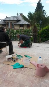 15. Mai 2017 – Nachdem die feinen Risse der Naturstein-Terrasse der Villa Inge, Mošćenička Draga verschlossen wurden, müssen die alten Fugen erneuert werden!