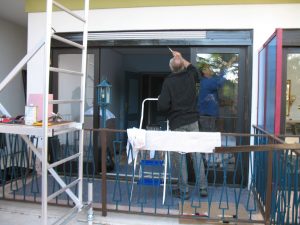 03. November 2016 - Zeitgleich haben wir in der Villa Inge, Mošćenička Draga, die Fensterrahmen geschliffen und zweimal lackiert!