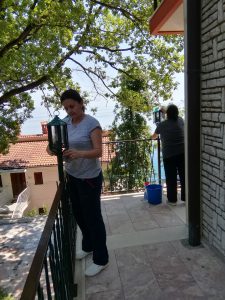 19. Mai 2017 - Hierbei achten unsere Damen auch auf Kleinigkeiten und bringen die Villa Inge in Mošćenička Draga in einem perfekten Zustand. Sie bemühten sich mehr als drei Wochen lang, ohne einen freien Tag zu nehmen!