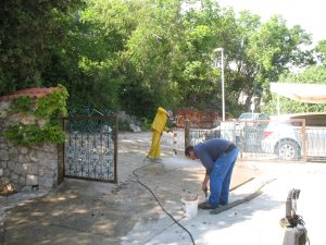 04. Mai 2017 - Nach einer langen Winterpause ist die gründliche Reinigung der Außenfläche der Villa Inge in Mošćenička Draga jedes Jahr eine Herausforderung. Hierbei verbraucht unser Hochdruckreiniger 1500 Liter Wasser pro Stunde!