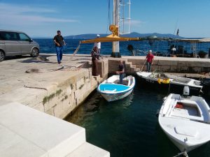 29. Mai 2017 - Noch am gleichen Tag haben wir unser Boot registriert - MD 895 - und per Kran in Mošćenička Draga ins Wasser gehoben. Dalibor, der Hausmeister der Villa Inge, half dabei!