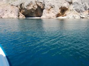 12. Juli 2017 - Mit einem Boot kann man von der Villa Inge, Mošćenička Draga, viele solcher kleinen Badebuchten erreichen. Kristallklares Wasser, ein Platz ohne Getummel!
