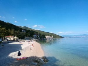 22. September 2017 - Der Strand Sv. Ivan in Mošćenička Draga im September. Der Strand ist von der Villa Inge nur 25 Meter entfernt und gilt als die "Perle" aller Strände in Istrien!