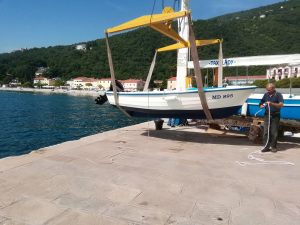 30. Mai 2018 - Unser Boot wird im Hafen von Mošćenička Draga ins Wasser gelassen. War höchste Zeit, wir brauchen am Haus der Villa Inge jeden Parkplatz für unsere Gäste!