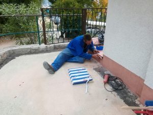 21. Oktober 2017 - Die Blendleisten der Villa Inge, Mošćenička Draga, an den Stirnseiten der Balkone sind von Handwerkern unfachmännisch angebracht worden. So haben wir hier jetzt eine dauernde Baustelle!