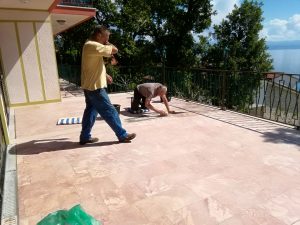 18. Mai 2018 - Bei der Terrassensanierung der Villa Inge, Mošćenička Draga muss nachgearbeitet werden. Die Silikonfugen haben nicht gehalten!