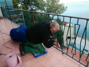 26. Oktober 2017 - Die letzten Silikonfugen für dieses Jahr werden nun an den Balkonen der Villa Inge eingebracht. In wenigen Tagen verlassen wir Mošćenička Draga und reisen in unsere bayerische Heimat!