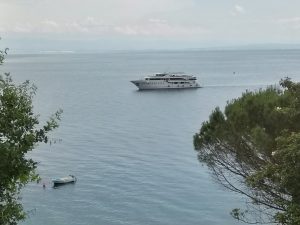 07. Juni 2018 - Das Boot der Villa Inge ist links im Vordergrund zu sehen. Im Verhältnis zu den sonstigen Besuchern von Mošćenička Draga, siehe Bild, eher bescheiden!