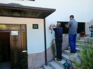 23. Juni 2018 - Unser Hausmeister Dalibor montiert mit mir eine Lampe am Haupteingang. Unser Gast Hermann hat die Lampe im Urlaub in der Villa Inge, Mošćenička Draga, angeschlossen. Danke dafür!