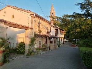 29. Juli 2019 - Mit lieben Freunden der Villa Inge besuchten wir Roč, eine kleines Dorf im Nordosten der kroatischen Halbinsel Istrien. Von Mošćenička Draga aus etwa 45 Minuten zu fahren. Ein Besuch ist empfehlenswert, sehr nette Atmosphäre!