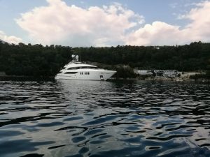 25. Juli 2018 - Von Mošćenička Draga fuhren wir mit der Barka der Villa Inge nach Rijeka. In Preluk (bei Rijeka) konnten wir diese uns unbekannte Yacht ablichten. Daneben das erst vor kurzem eröffnete Hotel Navis!
