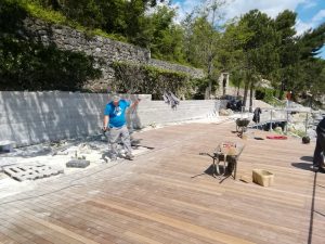 24. Mai 2019 - Mit Hochdruck wird an der Fertigstellung der neuen Badeplattform gearbeitet. Diese ist nur etwa 50 Meter von der Villa Inge entfernt. Wir finden, das ist eine Bereicherung für Mošćenička Draga, da die bestehenden beiden Strände (Sipar und Sv. Ivan) nicht angetastet wurden. Es ist somit etwas Neues entstanden!
