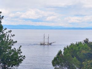 14. Juli 2019 - Das größte restaurierte Schiff der Segelregatta in Mošćenička Draga 2019 die "Nerezinac" aus Rijeka. Von der Terrasse der Villa Inge konnten die Gäste die Regatta beobachten!
