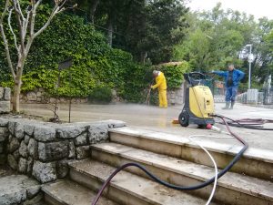 06. Mai 2019 - Wie jedes Jahr müssen wir in der Villa Inge in Mošćenička Draga erstmal richtig sauber machen. 1.500 Liter Wasser verbraucht unser Hochdruckreiniger in der Stunde!