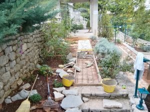 17. Oktober 2018 - Wir legen einen mit Natursteinen gepflasterten Weg zu der künftigen Waschküche in der Villa Inge, Mošćenička Draga, an!