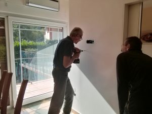 24. ‎Oktober ‎2019 - In den fertig gemalten Apartments der Villa Inge können jetzt die neuen Fernsehhalter installiert werden. Beim Abendessen in Mošćenička Draga im Sportsko (Mauro) sind wir jetzt oft dort ganz allein!