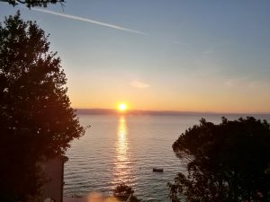 15. ‎September ‎2019 - Ein Sonnenaufgang wie auf einer Postkartenidylle. Die Sonnenstunden pro Tag sind jetzt in Mošćenička Draga deutlich weniger. Viele Gäste der Villa Inge berichten uns, dass dieser Anblick nach dem Urlaub schwer vermisst wird. Liebe Grüße nach Aalen. Wir hoffen es ist alles gut dort!