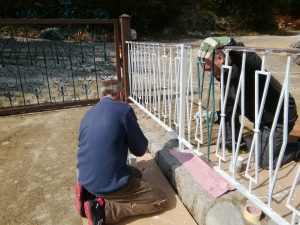 13. März 2021 - Das Geländer im Bild erhält die erste Dickschichtgrundierung. Etwa 200 Meter Geländer haben wir in der Villa Inge in Mošćenička Draga in Stand zu halten. Der neue Anstrich wird max. 7 Jahre halten!