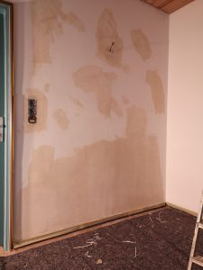 26. Oktober 2020 - Das wichtigste bei Malerarbeiten sind Abkleben und Vorbereitung der Wände. Die wenigste Arbeit macht dann die Malerarbeit selbst. In der Villa Inge, Mošćenička Draga waren ursprünglich Tapeten an den Wänden und wurden dann mangelhaft entfernt, so hatten wir viele Spachtelarbeiten zu verrichten!