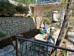 14. April 2022 - Auch der Serpentinen-Garten der Villa Inge, Mošćenička Draga, muss zunächst gereinigt, dann umgegraben und schließlich mit neuen Pflanzen ergänzt werden!
