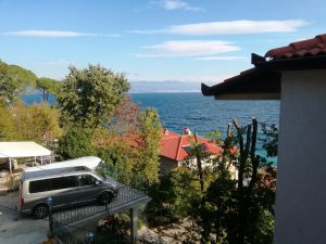 13. ‎November ‎2022 - Now that the oak trees have been trimmed, there is a clear view across the sea to Rijeka. In mid-November Mošćenička Draga is deserted. We still stay in Villa Inge, because our homepage needs to be renewed and this work is easier by the sea!