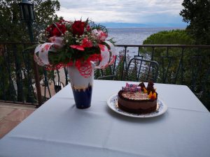 01. ‎September ‎2022 – Heute wird in der Villa-Inge, Mošćenička Draga, Geburtstag gefeiert. Hierfür haben wir eine Torte aus dem Kaffeehaus „Cacao“ Rijeka besorgt!