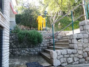 04. Mai 2023 - With our powerful high-pressure cleaner from Kärcher, we clean the Villa-Inge in Mošćenička Draga. With an impressive 1500 liters of water per hour, the walls and paths now shine in new splendor!