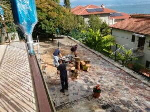 October 25, 2023 - In the enchanting Villa Inge, Mošćenička Draga, the removal of the dead oak tree required a lot of effort. The heavy wood had to be laboriously brought up several levels!