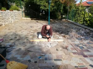 November 09, 2023 - The mosaic created at Villa Inge, Mošćenička Draga, is brought precisely to the existing height after installation. An accurate step that ensures the harmonious integration of the artwork into the surroundings!