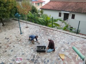 09. November 2023 - Das Mosaik in der Villa Inge, Mošćenička Draga, ist verlegt und verleiht dem Ort eine einzigartige Ästhetik. Nun steht die abschließende Phase an: das Verfugen, um das Kunstwerk perfekt zu vollenden!