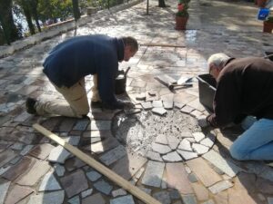 09. November 2023 - Auf der Sonnenfläche der Villa Inge in Mošćenička Draga entsteht an der Stelle der abgestorbenen Eiche ein neues Highlight: Ein kunstvolles Mosaik wird eingebaut, das die Naturverbundenheit und Kreativität des Ortes unterstreicht!