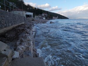 05 novembre 2023 - A Villa Inge, Mošćenička Draga, la prima violenta tempesta autunnale (Jugo) ha lasciato il segno questa notte. Parte della spiaggia di Sv. Ivan e il piccolo rivolo sono completamente scomparsi, testimoni dell'impetuosa forza della natura!