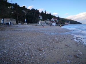 05 novembre 2023 - A Mošćenička Draga, la tempesta di Jugo porta via la sabbia fine e la trasporta con decisione nel vasto mare. Le forze della natura plasmano il paesaggio costiero, mentre Villa Inge osserva con fermezza la sua turbolenta bellezza!