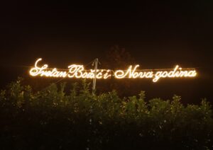 24 novembre 2023 - Questa decorazione si trova ora all'ingresso di Mošćenička Draga. Dice: "Buon Natale e buon anno!". Questo è esattamente ciò che auguriamo a tutti i nostri ospiti e ai visitatori del sito www.villa-inge.eu!