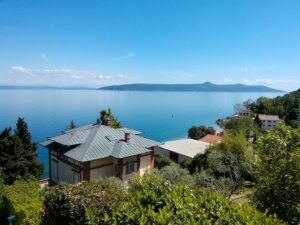 04 maggio 2024 - Il motivo preferito dalla padrona di casa Hanni. L'immagine mostra l'isola di Cherso, ripresa dal balcone dell'appartamento di Villa Inge a Mošćenička Draga!