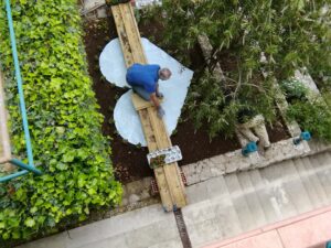 04. Mai 2024 - Nun müssen die einjährigen Begonien in die Erde gepflanzt werden. Hierfür haben wir uns nun eine Schablone gefertigt. Wir möchten die Gäste der Villa Inge in Mošćenička Draga mit einem schönen und gepflegtem Garten überraschen!