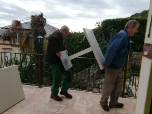 11. Oktober 2024 - Nun werden noch die Tische und Stühle von der Frühstücksterrasse der Villa Inge in unseren Abstellraum gebracht. Der orkanartige Wind im Winter (Bura) kommt in Mošćenička Draga meist unerwartet, aber dafür heftig!